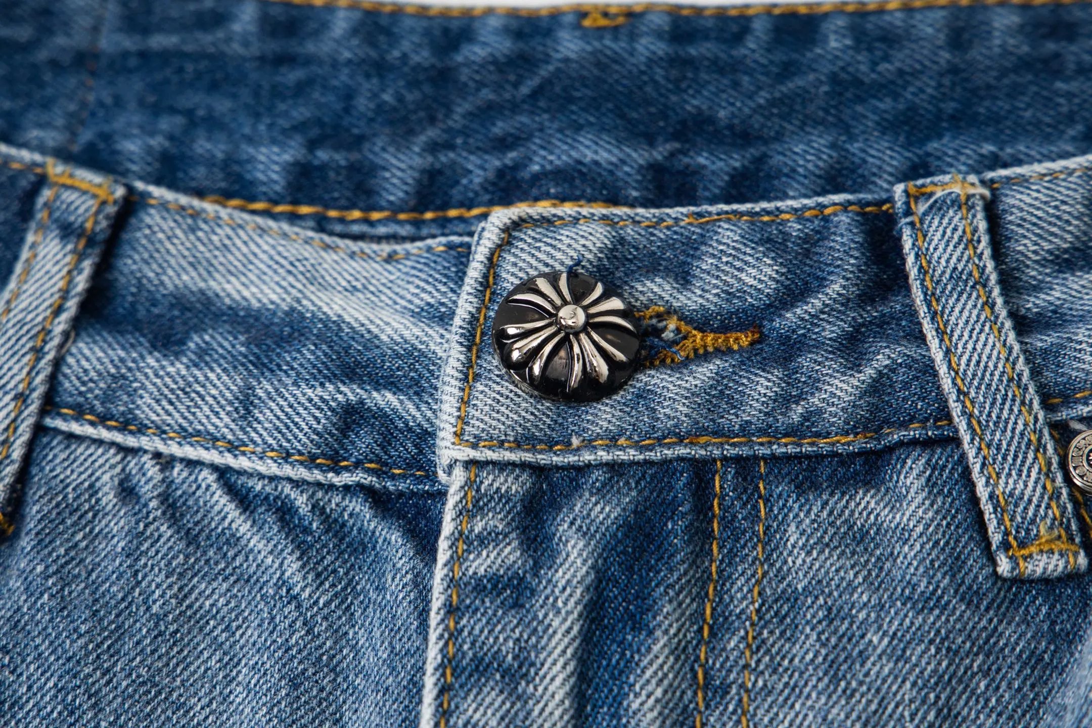 P260 Chrome Hearts light blue pants, Sanskrit black and white patchwork leather jeans. CH jeans need to be washed before being dismantled and then hand-stitched with sheepskin cross leather and then spliced ​​together. The whole piece has too many craftsmanship to explain. The patches are decorated with cross patterns, and the high-waisted washed jeans! ! Absolutely high-end luxury products, god-level single products and super popular products, made with top heavy industry, a must-see magic weapon. Customized hardware. The fabric is thick and soft after washing. It has good breathability. Customized small leather label. Unique design. The details are simple and elegant, and the workmanship is exquisite. The entire trousers are neatly routed and the details are in place! It’s so cool that both men and women can easily control the genderless trend! Style number: 1803# Color: blue Size: 28 30 32 34